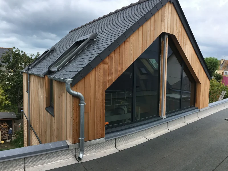 Extensions en zinc et en bois